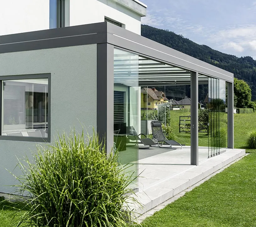 Glasschiebetüren an einem Flachdach-Anbau