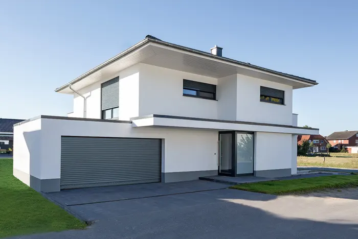Garagen-Rolltor an einem weißen Einfamilienhaus