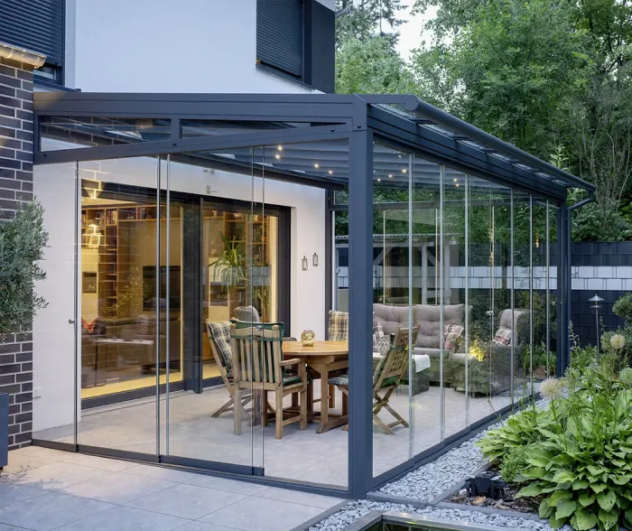 Sommergarten mit Glasschiebewänden